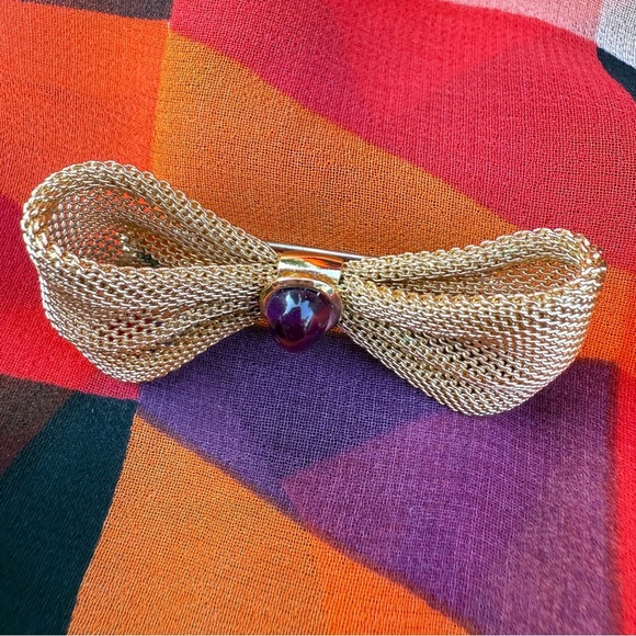 Bow Tie Pin with Purple Lucite Cabochon Jewel in Gold Tone Mesh - Picture 16 of 16